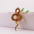 Portachiavi creativo a forma di serpente dorato con strass marroni su scatola bianca - Marrone
