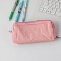 Dettaglio dell'astuccio rosa in tessuto stropicciato con cerniera blu e grande capacità - Piccolo / Rosa