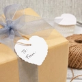 Primer plano de una etiqueta de regalo blanca de corazón en una caja de papel kraft - Forma de Corazón (Con Cuerda de Cáñamo) / Blanco