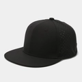 Detalle de los ojales de ventilación cortados con láser en una gorra snapback negra - Ajustable / Negro