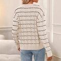 Maglione bianco a trecce con strisce nere, stile casual e ampio visto dal retro - S / Albicocca