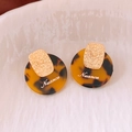 Detail of gold-plated earrings with tortoiseshell resin and Nuance engraving - Coffee (925 Silver Pin Real Gold Plated)