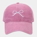 Detalle de gorra de algodón lavado rosa con bordado de lazo blanco en el centro - Rosa