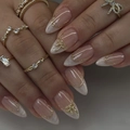 Faux ongles amande courts avec pointes French marbre blanc et nœuds dorés en relief - Marbre Français avec Nœud (JP3924)
