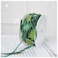 Ruban de satin vert foncé à bords dorés avec décor festif de sapin de Noël en bois - Ruban Mélange Sapin (5m/Rouleau)