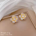 Detailansicht der 1,7x1,7 cm großen Blumenohrringe mit Kristallen und Gold-Finish - G231 Fünfblättrige Blumenstecker (S925 Silberstift Kupfer Echtvergoldet)