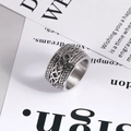 Retro-Punk-Ring aus Titanstahl für Herren mit keltischem Knoten auf einer Karte - US Größe 7