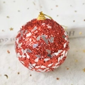 Glinsterende rode kerstbal met zilveren lovertjes en een goudkleurig ophangkoordje - Pijnboom Glitter Rode Schuimbal / 8cm