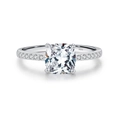 Eleganter S925 Silberring mit zentralem Kissenschliff-Stein und Pavé-Diamantbesatz - US Größe 6 / Silber