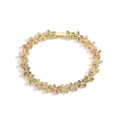 Dettaglio del bracciale dorato con fiocchi e zirconi colorati su sfondo bianco - Bracciale in Zircone Arcobaleno Oro