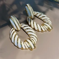 Créoles chic plaquées or 18 carats avec motif zèbre élégant en émail blanc - Blanc