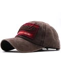 Dettaglio del cappellino vintage marrone con ricamo rosso e trama in tela di cotone lavato - Regolabile / caffè