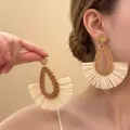 Detalle de pendientes bohemios de rafia con botones dorados y flecos suaves - Estilo de Borla de Abanico de Mimbre Tejido / 7# Poste de pendientes de plata de ley 925 - Marrón - Amarillo