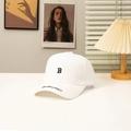 Gorra de béisbol blanca estructurada con letra B bordada en negro y texto en la visera - Blanco