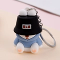 Llavero de oso lindo con sudadera azul y gorro de pescador negro con diseño x.x - Gris