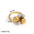 Vista macro dell'anello in acciaio con perle metalliche e diametro interno 18,2 mm - Stile Sfera Mista Oro e Argento (TR4445)