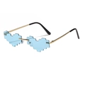 Lunettes de soleil cœur pixel avec verres bleu clair et branches en métal doré - Monture Or Verres Bleu Clair