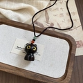 Dettaglio di ciondolo a gatto nero in legno con perle colorate e cordino in corda intrecciata - Nero