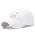 Witte honkbalpet met grote 3D-geborduurde M-letter en champagne gouden afwerking - Verstelbaar / Wit