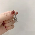 Dettaglio dell'orecchino a forma di orsetto d'argento con zirconi sulla chiusura - Ciondolo orsetto d'argento micro-pavé