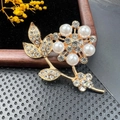 Broche fleurie en alliage doré avec perles d'imitation blanches et strass pour femmes - BZ061 Fleur de Plante en Perle