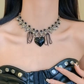 Mehrlagige Silberkette mit schwarzem Herzanhänger und Quasten im Punk-Stil - Silber-schwarze mehrlagige Halskette mit Herzquaste