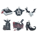 Dettaglio di sei ciondoli Halloween in smalto tra cui libro fantasma, pipistrello e tomba - Set 6pz Ciondoli Smalto Halloween Oro Bianco K