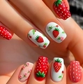 Süße Kunstnägel mit Erdbeer- und Blumenmuster in leuchtenden Rot- und Rosatönen - Gelber Geleekleber + Nagelfeile