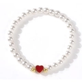 Elegante pulsera de perlas con un dije de corazón rojo brillante y detalles dorados - Corazón Rojo (ZZ-B24122801A-F)