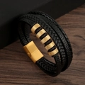 Detalle de una pulsera de cuero trenzado multicapa con cuentas doradas y cierre magnético - Dorado