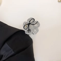 Détail de la pince à cheveux fleur strass argent avec élégant nœud en ruban noir - Pince à Cheveux Forme Fleur (D-5217-1)