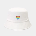 Détail de la broderie cœur arc-en-ciel sur le chapeau bob en coton blanc pur - M (56-58cm) / Blanc