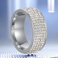 Vista detallada de un anillo de plata pulida con cinco filas de circonitas brillantes - US 7 / Plata/Strass de 5 Filas