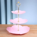 Vue détaillée du présentoir à gâteaux rose à trois niveaux avec poignée couronne dorée - Fleur de cerisier / Tige Dorée à 3 Niveaux / Rose