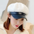 Casquette en laine sherpa blanche avec visière en cuir noir pour femmes, hiver - Blanc avec bord en cuir