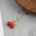 Collier cerise minimaliste avec pendentif rouge et nœud rose sur chaîne dorée - Collier Cerise avec Noeud