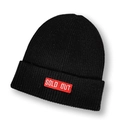Gros plan d'un bonnet en tricot côtelé noir avec écusson brodé rouge SOLD OUT - M (56-58cm) / Noir