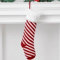 Rot-weiß gestreifter gestrickter Weihnachtssocke mit weißem Pelzbesatz am Kamin - Rot und Weiß Gestreift