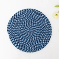 Sous-verre tressé en coton bleu et gris avec motif en spirale sur fond blanc - Rond 11cm / Marine Mélangé