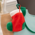 Primer plano de un colgante de calcetín de Navidad de felpa colgado en un bolso de mano - Socks