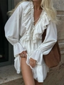Detail van witte boho-jurk met V-hals, gelaagde ruches en trekkoord in de taille - S / Wit