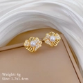 Dettaglio orecchini a fiore dorati con perla centrale e strass bianchi brillanti - Orecchini a Bottone (P532)