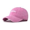 Dettaglio del cappellino rosa in cotone lavato con ricamo di lettere Consice - Rosa