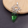 Detalle de un colgante de sol plateado vintage con cristal hexagonal verde - Verde Transparente
