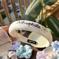 Detail eines gepolsterten Haarreifs mit Astrophile-Sternstickerei und Markenetikett-Tag - Rosa Grüne Streifen - Astronomie Stern Stirnband