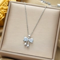 Collana con fiocco d'argento e pietre azzurre in astuccio, acciaio inossidabile - Fiocco Tulipano / Argento