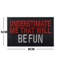 Schwarzer Aufnäher mit rot-weißer Bestickung Underestimate Me That Will Be Fun für Kleidung - UNDERESTIMATE ME THAT WILL BE FUN / Schwarz/Weiß/Rot