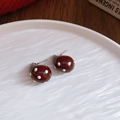 Gros plan détaillé de boucles d'oreilles en acrylique rouge foncé à pois blancs - Style Pois Goutte Bourgogne avec Tige en Acier (31#)