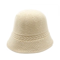 Dettaglio della trama a maglia e motivo a treccia su un cappello a secchiello beige - M (56-58cm) / Beige