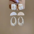Detalle de pendientes geométricos de resina con patrón de mármol en tarjeta de exhibición - Estilo de Empalme de Tres Secciones Textura de Mármol (Pin de Plata-Beige)